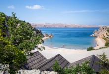 Photo of Otvoren je Beach Bar na omiljenoj plaži Ličana, uskoro kreće i noćni program