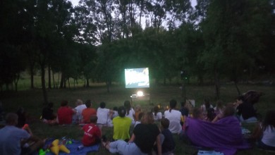Photo of KINO NA OTVORENOM Projekcija crtanog filma u Područnoj školi Mušaluk