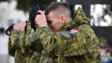 Photo of FOTO Ministar Banožić u Gospiću dodijelio beretke mladim “Vukovima”