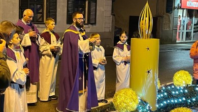 Photo of Upaljena prva svijeća na adventskom vijencu ispred gospićke katedrale