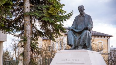 Photo of SUTRA U GOSPIĆU Večer uz Oliverove pjesme, light show i šetnju s Teslom!