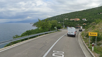 Photo of Tragedija kod Senja: Četiri osobe poginule u slijetanju automobila u more