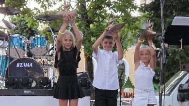 Photo of Djevojčica Dunja Vrkljan pobjednica prvog pjevačkog natjecanja u Perušiću